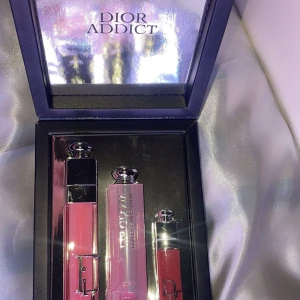 Dior Addict Läpproduktset - Exklusivt Dior Addict set med tre läpprodukter i eleganta rosa nyanser. Innehåller läppstift och läppglans i en lyxig förpackning. Perfekt för att ge en glamorös touch till din look. Helt oanvänd 