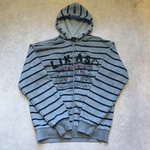 Grå och svart randig kofta  - As cool kofta i nästan perfekt skick utan några problem förutom en fläck, 