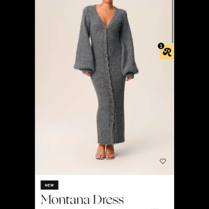 Stickad klänning från ADOORE - Slutsåld klänning från adoore i storlek 32, helt ny med prislappar kvar! Passade mig som vanligtvis är xs/s då den är väldigt stretchig. Kan användas som både klänning och kofta🤍