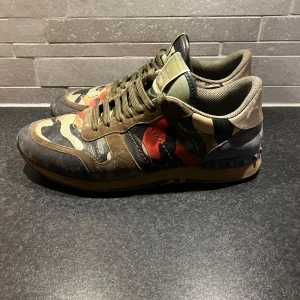 Valentino Rockrunners - Säljer nu mina Valentino Rockrunners. Använda, men inga större defekter. Går att tvätta och få grymt snygga, men inget jag har tiden åt där av priset. Storlek 44.  Skriv vid frågor eller funderingar. 