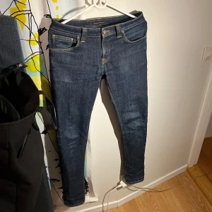 Mörkblå jeans från Nudie Jeans - Tja! Säljer ett par sköna slimjeans med fet wash från nudie i storlek 28/32. De är i bra skick och jag säljer pågrund av att de är för små på mig! Bara att skriva om det skulle vara någon fundering🙏