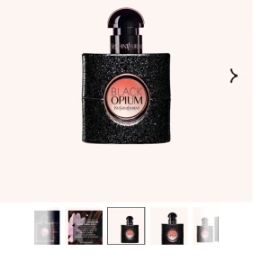 Black Opium parfym från Yves Saint Laurent - Säljer en elegant flaska av Black Opium parfym från Yves Saint Laurent. Flaskan är svart med en glittrande yta och har en rund öppning i mitten som visar parfymens innehåll. Perfekt för den som älskar en djärv och sensuell doft. Den är typ 10% använd❤️är köpt för 699