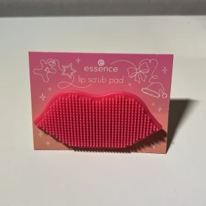 Lip scrub pad💋✨ - En lip scrub pad från essence som jag fick i deras adventskalender💕Aldrig använd då jag inte känner ett behov att ha den och tänker att den kanske kommer att komma till användning hos någon annan mer❤️Håll koll på min profil, kanske kommer mer saker🥰✨