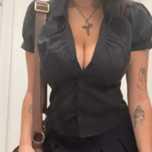 svart kortärmad blus/tröja - nypris 109kr men vill bli av med den så säljer billigt. aldrig använd, helt ny. XS/S, större tuttar får tyvärr inte plats. de 2 första bilderna är lånade och är reviews på samma tröja, den svarta bär L och den röda S. säljer då jag inte får på mig den, är en L/XL tjej med större tuttar. tröjan är inte stretchig!