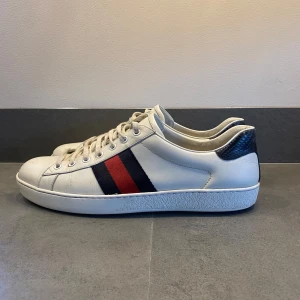 Gucci aze - Säljer mina riktigt fräscha Gucci aze som är i storlek 44,5 men de passar 44-45. Skicket på skorna ligger på 8/10 då de är lite repade längst fram. Inget OG till kommer. Är öppen för byten ( helst skor )