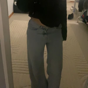 Blå jeansbyxor - Säljer ett par klassiska blå jeansbyxor med en avslappnad passform. Byxorna har en låg midja och en rak stil som ger en tidlös och baggy look. Perfekta för en casual outfit. Använt en gång så i mycket bra skick!