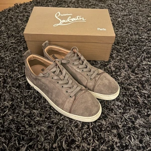 Gråa Loubs Utan Taggar - Säljer nu mina sköna Loubs som passar perfekt till alla års tider, fick de i födelsedagspresent i våras och använt de tills nu ungefär. Tyvärr lite skitiga som man kan se som inte går bort enkelt. Priset är inte hugget i sten och går att förhandla över! 