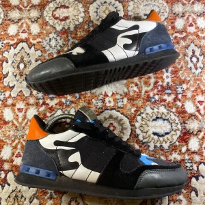 Valentino Rockrunners  - Hej! Säljer nu mina skor från märket Valentino , storlek 41,  väldigt bra skick , tveka inte på att höra av dig om du har frågor eller funderingar kring skorna!