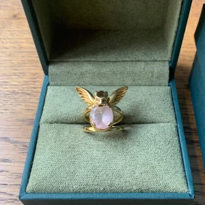 Gargoyle ring från Maria Nilsdotter - Elegant ring från Maria Nilsdotter i modellen Gargoyle i guld och storlek 16. Superfint skick med guldplatering kvar och felfri sten! Skriv om du har frågor😊