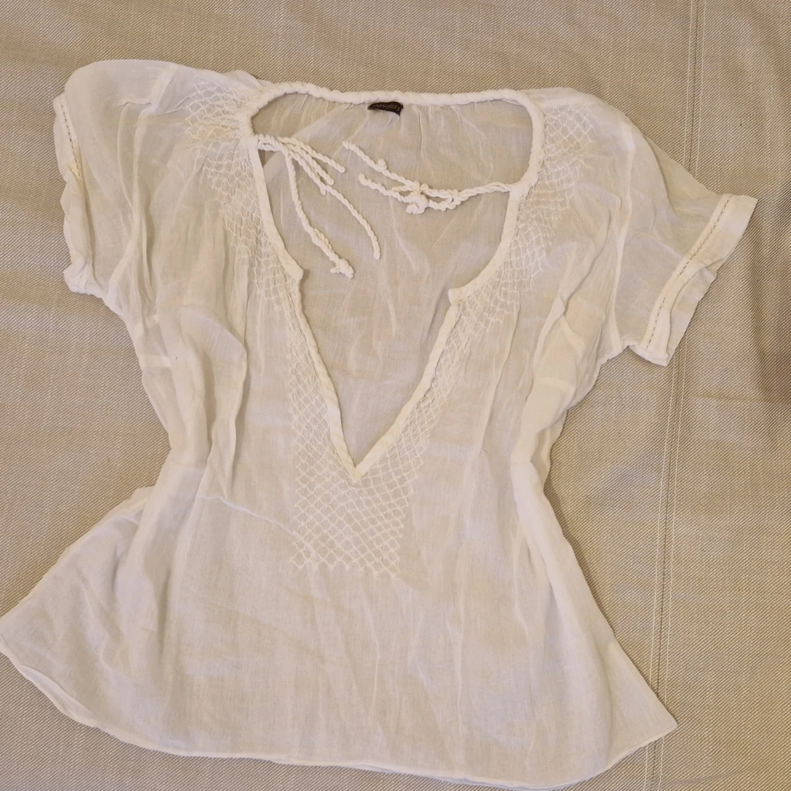 Vit blus med detaljer - 91