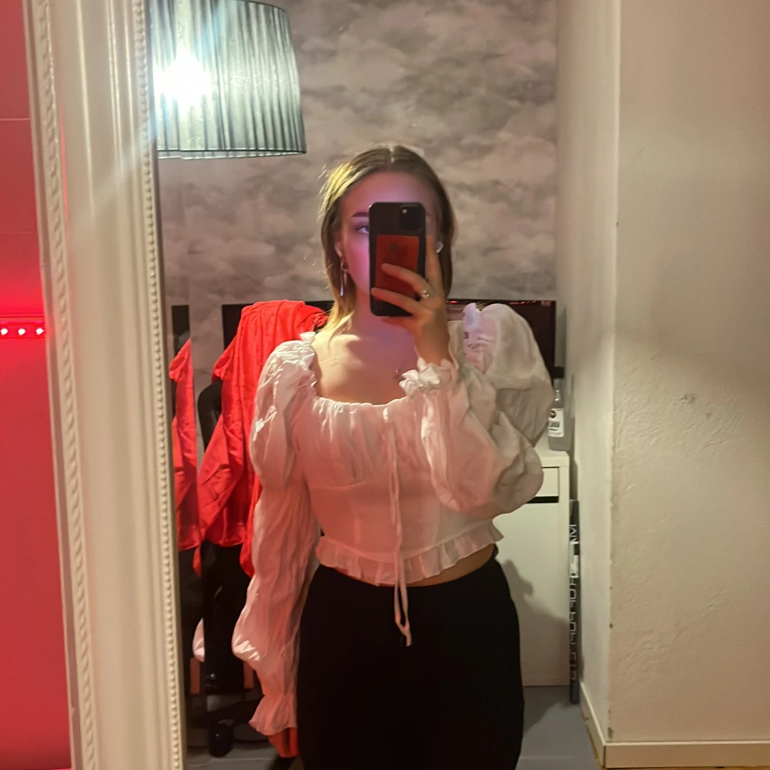 Vit blus med volangdetaljer - 90