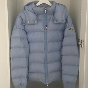 Moncler jacka  - Moncler cuvellier, några fläckar (går bort vid kemtvätt) därav billiga priset 