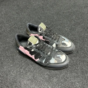 Valentino Rockrunners - Årets vintersko är här!  Valentino Rockrunners - Storlek 41,5 - Skick 8/10 - Hör av dig vid fler frågor!🙌