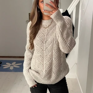 Beige stickad tröja - Säljer en mysig beige stickad tröja med flätmönster. Pris kan alltid diskuteras❤️