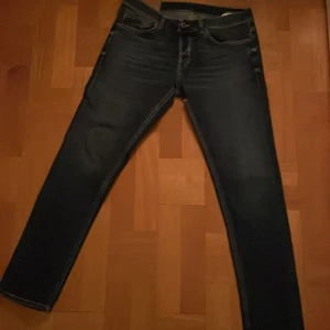 Dondup George - Snygga mörkblå jeans från Dondup modell George. Perfekt kvalitet dessutom!
