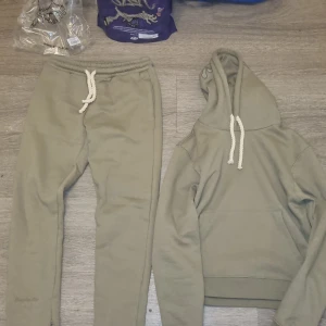 Syna World - Säljer syna world kit med påse o stickers inkluderat. Den har använts sparsamt det enda är att ena kedjan på väntser fot e av men man kan fortfarande justera storleken på den. Kan diskutera pris i pm först till kvarn.