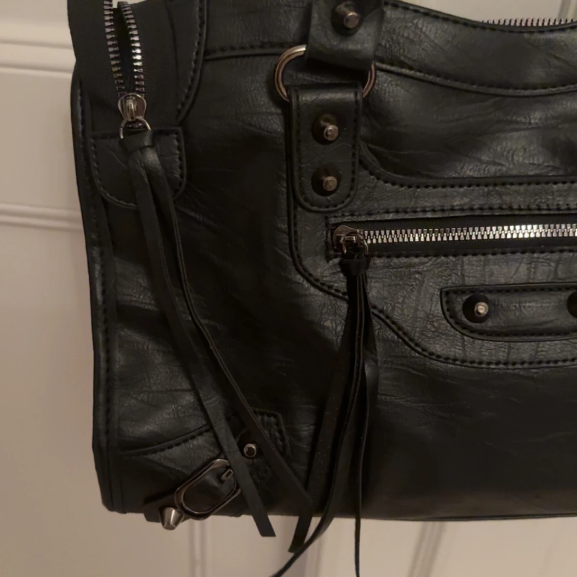 Svart skinnväska med dragkedja - 90