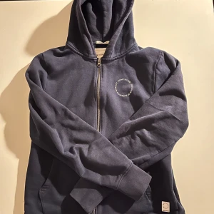 Tom Tailor Zip Hoodie - Tja, säljer en riktigt snygg och sällsynt Tom Tailor Jr Zip hoodie. Köpt i Spanien förra året och är i topp skick. Skicket är 9/10. Riktigt fet och väldigt skön. Passar dig utmärkt som är runt 170🤝