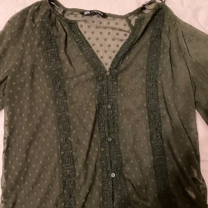 zara blus - jättefin lite genomskinlig blus från zara. perfekt till t.ex julafton eller annat❤️❤️