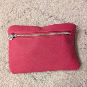 Julklappstips? Rosa necessär från Lancome fylld med produkter  - Superfin rosa necessär från Lancome med en silvrig dragkedja och lancome-loggan inuti. Necessären är fylld med 6 st oanvända och oöppnade produkter: Rituals lila nagelfil, wet n wild lipstick i färgen rebel rose, O.P.I nagellack från Hello Kitty collection i färgen a hush of blush (15 ml), Nailmedic nail & cuticle energizer (15 ml), Oriflame brow & lash comb samt Original Source Juicy Mango shower gel (50ml). Julklappstips? 🎁🎁🎁