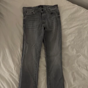 Jack jones slim fit jeans grå - Gråa jeans i slim fit från jacknjones