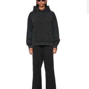 HELT NY Svart hoodie från Lxa - Snygg svart hoodie från Lxa  med en oversize passform, med en  liten logga på ryggen. Prislapp och originalförpackning kvar då den var för stor på mig. Storlek S, nypris 990kr