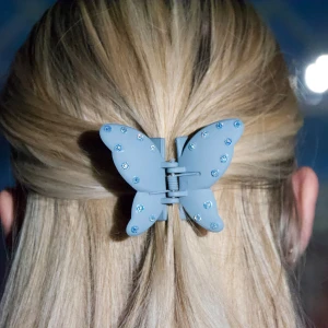 Blå fjärilshårklämma - Snygg blå hårklämma formad som en fjäril, dekorerad med glittrande stenar. Har du några frågor är det bara att höra av dig!🎀♥️