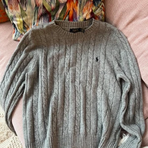 Grå kabelstickad tröja från Polo Ralph Lauren - Polo ralph lauren knit. Somehow fits really small even though its M, thats why im selling it. Everything else really perfect! 