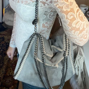 Stella McCartney liknande väska - Så fin väska som liknar dom populära Stella väskorna, jätte rymligt o fint skick perfekt till ex skolan