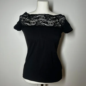 Off shoulder spets topp h&m  - Den super populära spets toppen från h&m, storlek s. Har även en i storlek xs uppe. Köp sker via köp nu. Jag postar inom 24h. Kvar tills markerad såld 