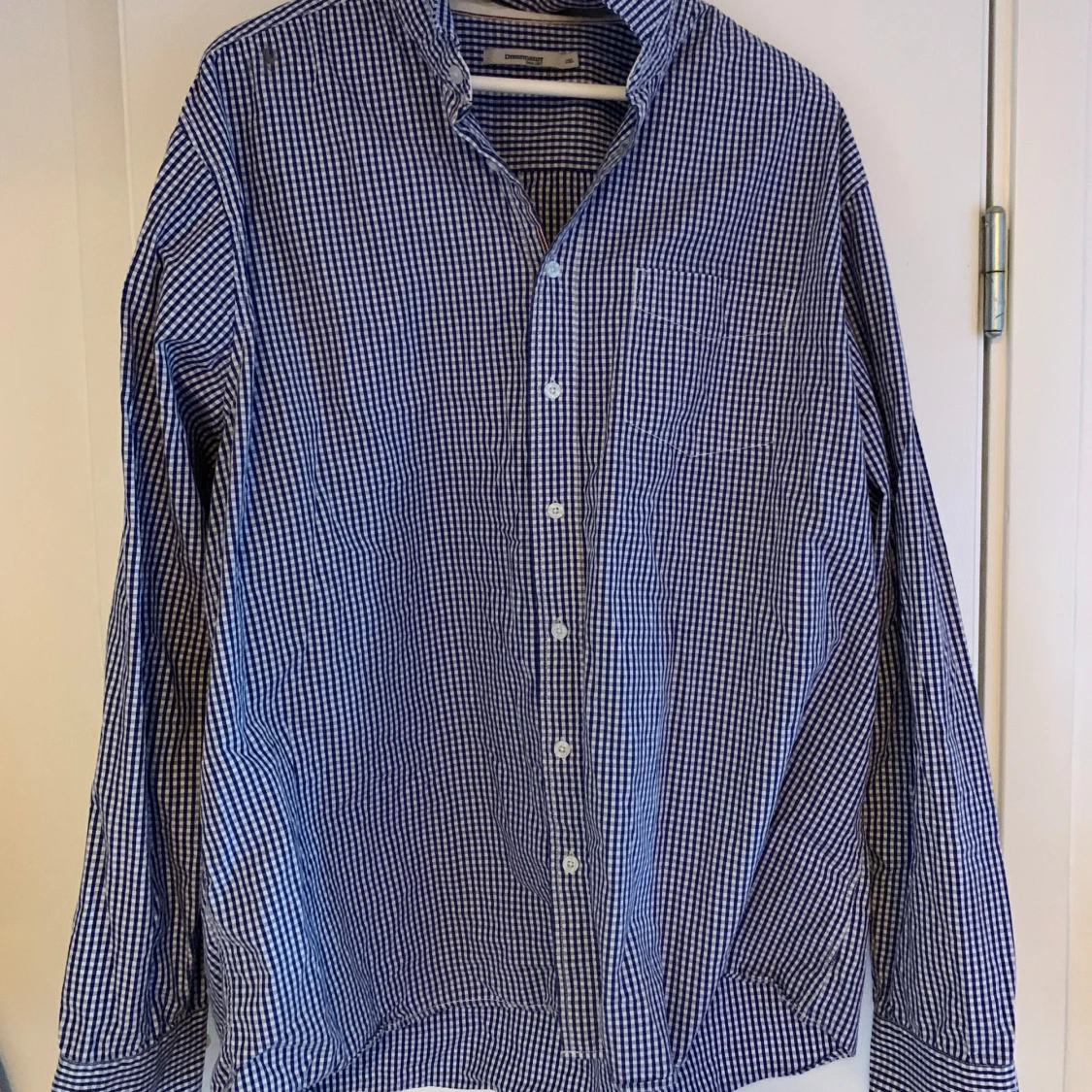Blå och vit rutig skjorta
