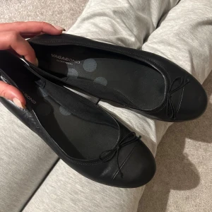 Svarta ballerinaskor från Vagabond - Snygga svarta ballerinaskor från Vagabond med en elegant rosett. Bekväma att bära hela dagen.