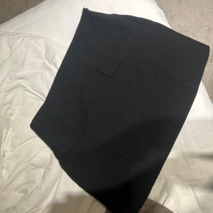 Svart kjol från Zara - Snygg svart kjol från Zara i en klassisk design. Perfekt för en stilren look. Kjolen har en enkel och elegant stil som passar till många olika tillfällen.