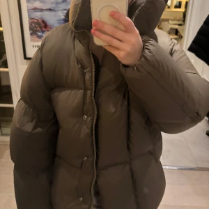  dunjacka från H&M - Fin, knappt använd i jättefint skick! Stl xs men passar xs-m. Köpt för 2000kr på hm. I 100% dun och fjäder. Jättefin och varm under hela vintern. Sludsåld på hms hemsida pris kan diskuteras