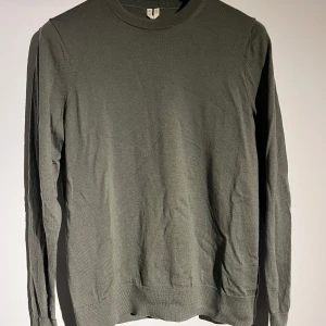 Mörkgrön Arket sweatshirt  - Säljer en mörkgrön Arket sweatshirt.