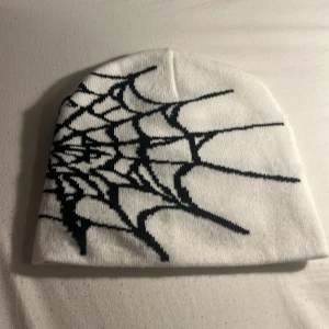Mössa - Vit mössa med spindelnät mönster skick: 10/10 använd 1 gång