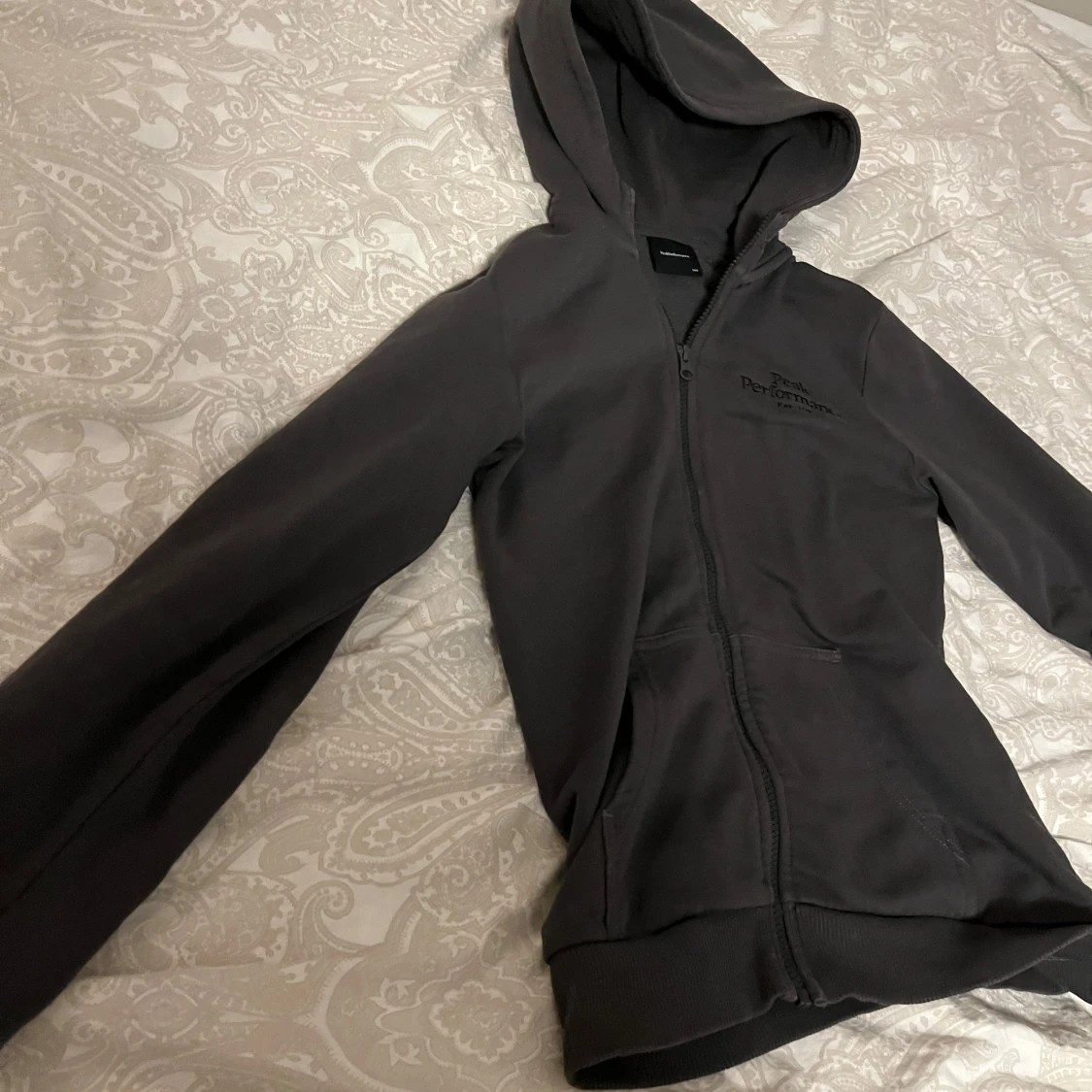 Svart zip-up hoodie från Peak Performance - 90