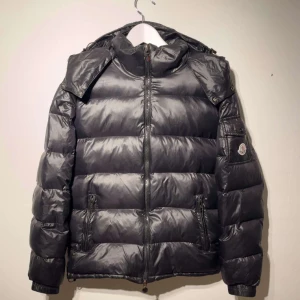 Moncler Maya - Säljer denna riktigt snygga herr vinterjackan! Jackan är i ett bra skick förutom en liten defekt (se bild) obs notera att detta ej är en original produkt! Jackan har Monclerloggan på ärmen, Storlek 2 vilket motsvarar S-M, Super för vintern!❄️skriv för flera bilder eller om du undrar något mvh☺️