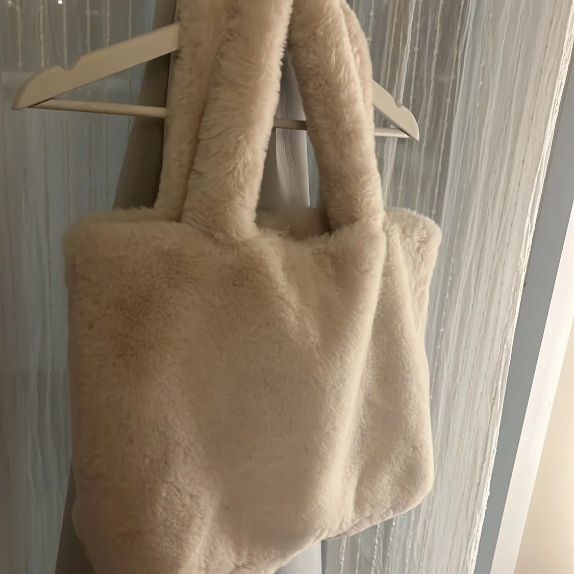 Ljus Beige/vit fluffig väska - 90