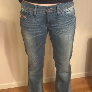 Lågmidjade bootcut jeans - Unika jeans som är helt perfekt för en snygg outfit!💫 Midjemått: 45cm, innerbenlängd: 80cm vilket motsvarar storlek: S/M Modellen på bilden är 167 cm Tveka inte att höra av dig till oss för fler frågor💙