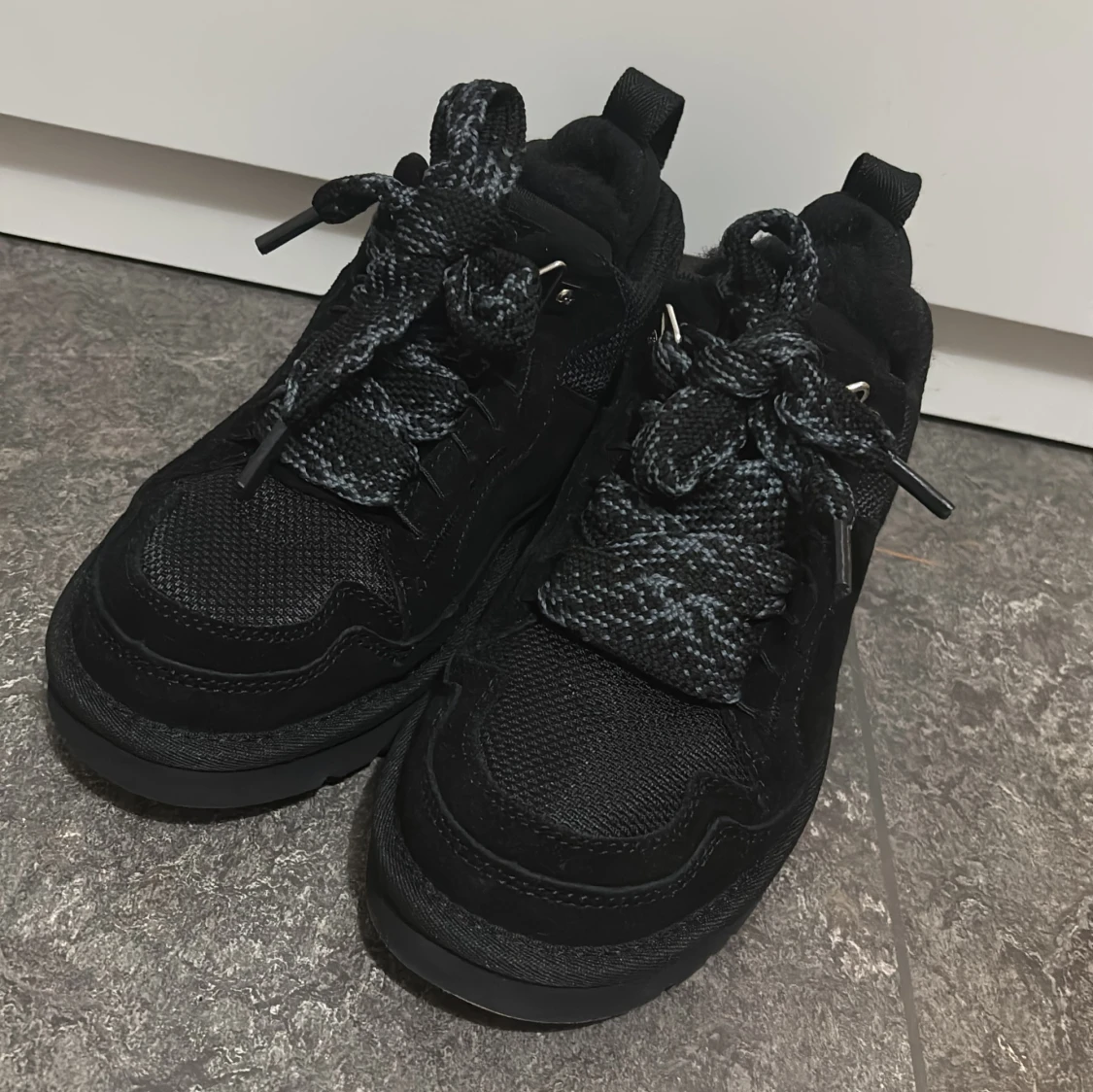 Lowmel UGGs, Svarta sneakers 