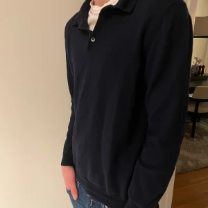 Mörkblå tröja från Hugo Boss - Säljer min Mörkblåa Merinoul Hugo boss tröja!👍Storleken är S✅ Nyskick och Nypris ca 1499kr. Mitt pris endast 379kr!🔥🤯 Perfekt nu under vintern👍 Priset kan diskuteras under snabb affär!🤝