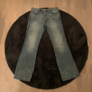 Ljusblå bootcut jeans - Snygga ljusblå jeans med klassisk femficksdesign och lätt bootcut form som skapar en vidare benöppning. Perfekta för en avslappnad stil. De har en knapp och dragkedja framtill.