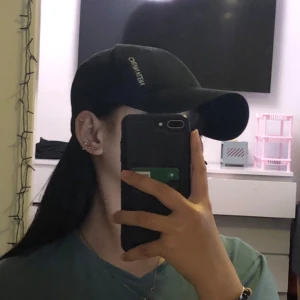 Svart keps från Calvin Klein - Snygg svart keps från Calvin Klein med justerbar rem baktill. Perfekt för en stilren look. Märkesloggan är broderad på framsidan.