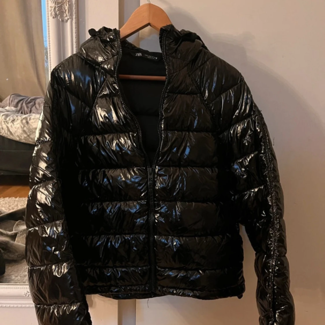 Svart glansig pufferjacka med huva