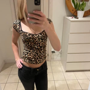 Nelly tröja  - Jättefin Nelly tröja i storlek xs, den är amdvnänd 1 gång och är därför som helt ny fast utan prislapp