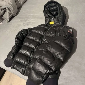 Parajumper jacka - Säljer nu denna feta parajumper jackan! Skick 8/10 har använts sparsamt! Riktigt varm ocv skön nu till vintern, nypris 5600 säljer nu för 3000 men priset är ej hugget i sten!