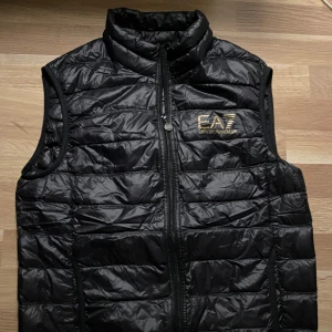 Svart Armani väst  - Svart Armani väst i storlek L, nyskick!!