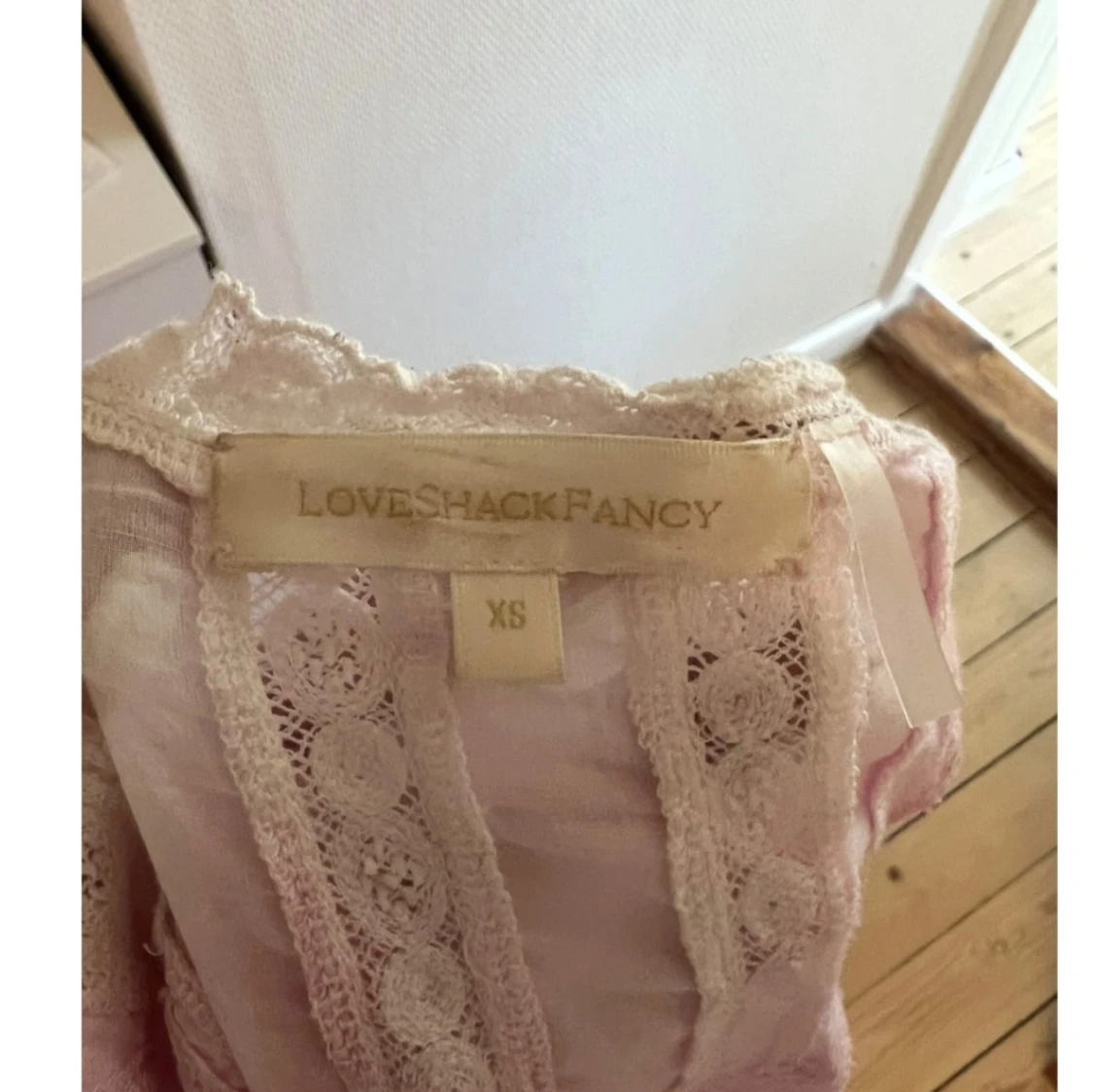 Ljusrosa klänning från LoveShackFancy - 91