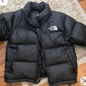 Svart dunjacka från The North Face - Säljer en svart pufferjacka från The north face Perfekt för kyliga dagar med sin vadderade design. Ny pris 3900 mitt 1299